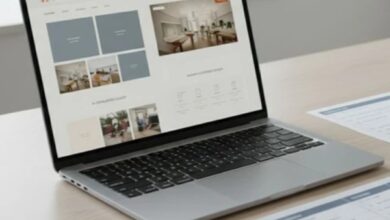 برنامه‌ریزی و مستندسازی مراحل طراحی سایت شرکتی؛ بررسی نمونه صفحات وب روی لپ‌تاپ و تکمیل فرم‌ها و یادداشت‌ها روی میز کار