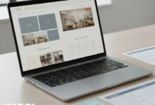 برنامه‌ریزی و مستندسازی مراحل طراحی سایت شرکتی؛ بررسی نمونه صفحات وب روی لپ‌تاپ و تکمیل فرم‌ها و یادداشت‌ها روی میز کار